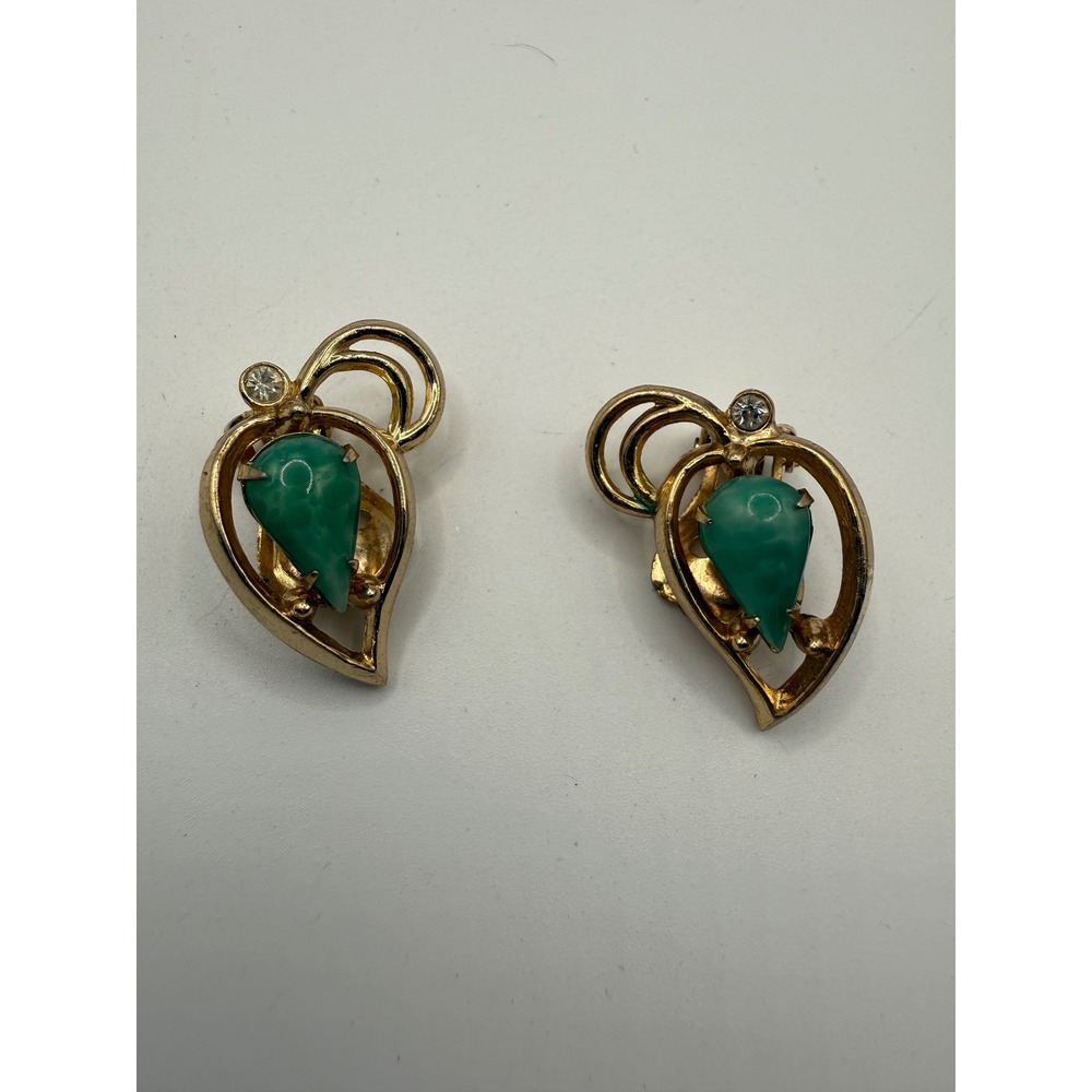Vintage Gold Tone Green Teardrop Cabochon Rhinestone Clip On Earrings Leaf Swirl